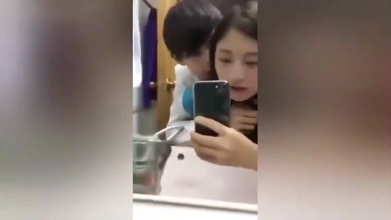 香港高中学妹喜欢驻唱直接和他在洗手间做爱被流出诠释爱就要勇敢上