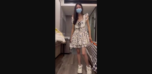 非常嫩和腼腆的一个处女妹子在酒店拍私密写真结果被摄影师半推半就的用跳蛋调教淫水流不停妹子喊着要尿了